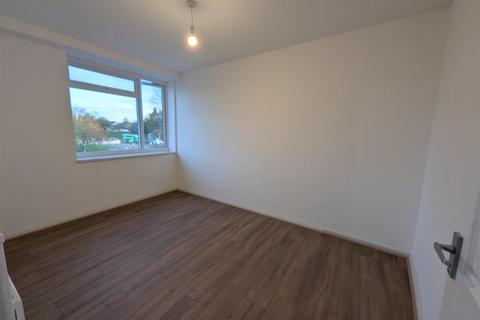 2 bedroom house to rent, Pettits Lane North Two Bed Flat