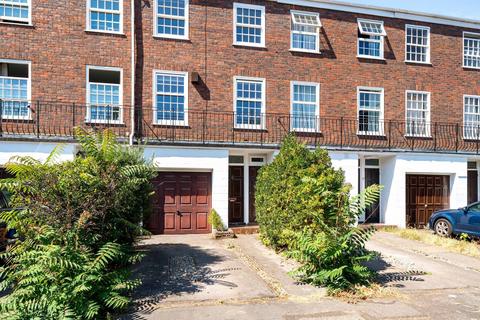 Broom Park, Teddington, TW11