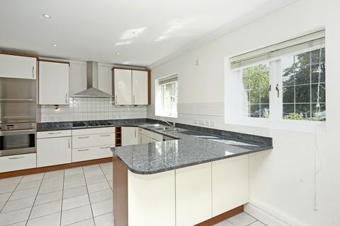 6 bedroom detached house to rent, Caerleon Close, Claygate KT10