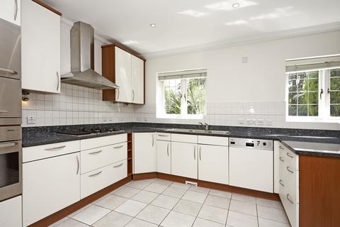 6 bedroom detached house to rent, Caerleon Close, Claygate KT10