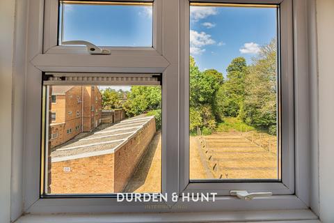 3 bedroom flat for sale, New Wanstead, London E11