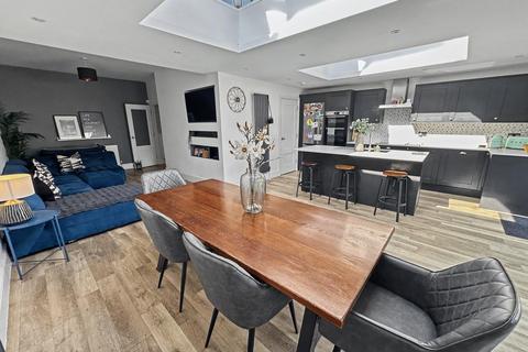 4 bedroom detached house for sale, Winton
