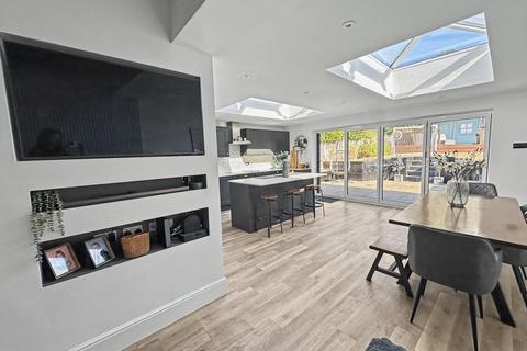 4 bedroom detached house for sale, Winton