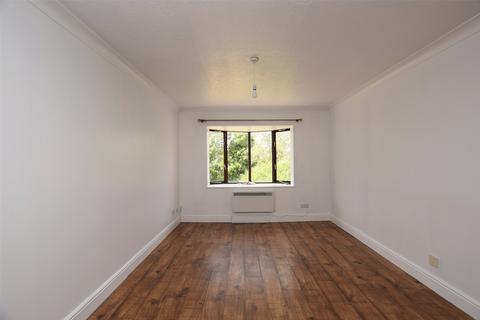 2 bedroom apartment to rent, Marwell Close, Romford RM1
