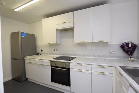 2 bedroom apartment to rent, Marwell Close, Romford RM1