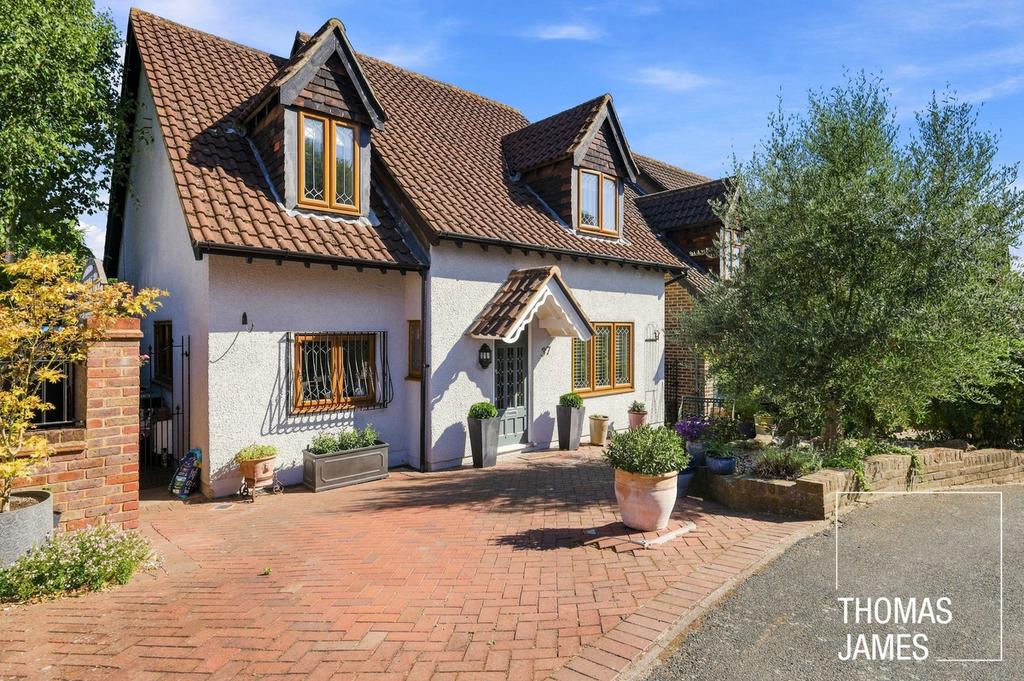 Detached house exterior, driveway