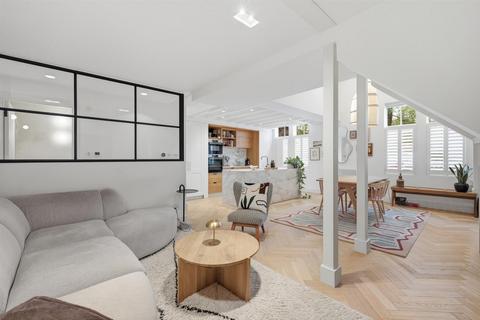 2 bedroom flat for sale, Clock Court, Wanstead