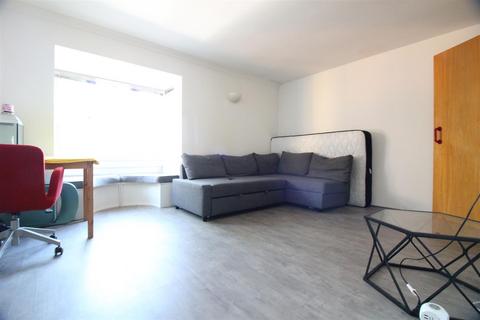 1 bedroom flat for sale, Helmsdale Close, Hayes