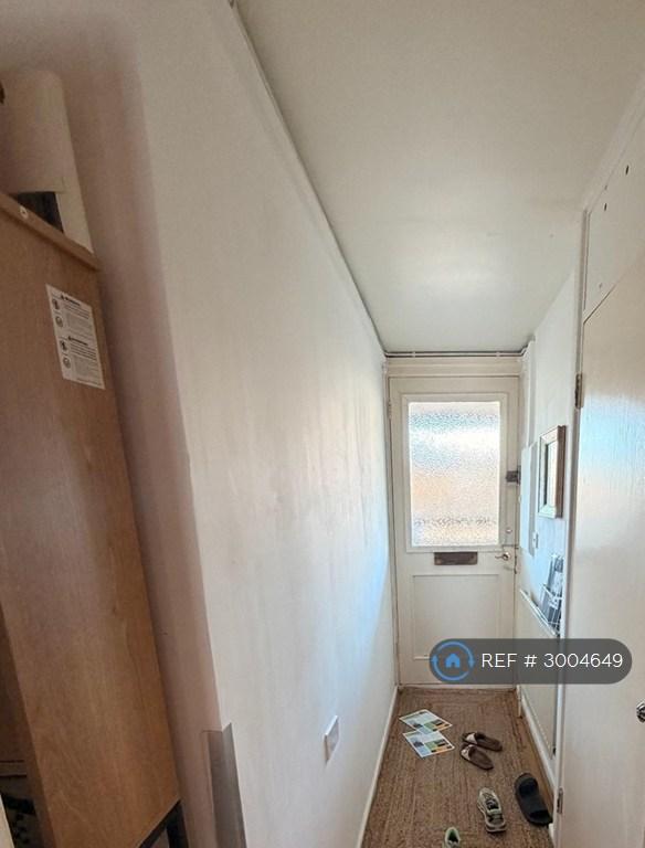 Apartment in Brentford - View 2
