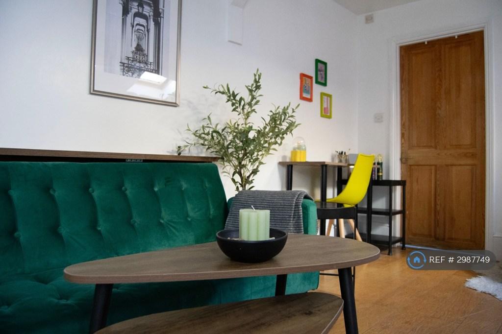 Apartment in London - View 2