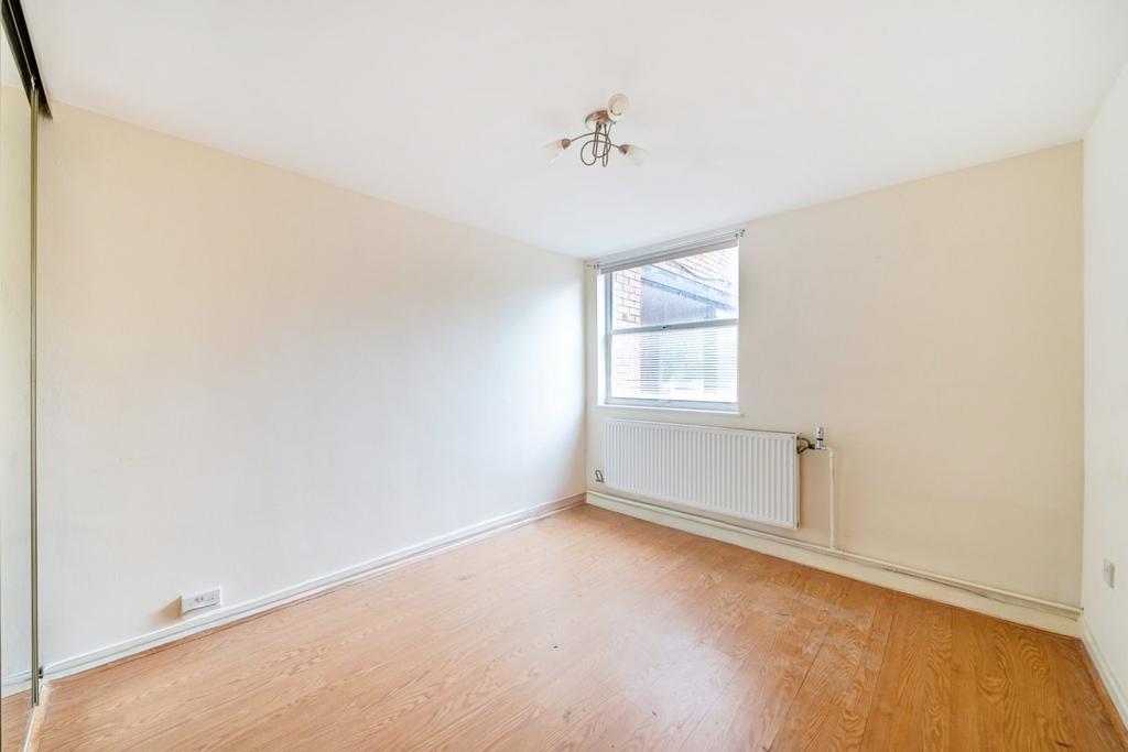 Apartment in Kingston Upon Thames - View 4