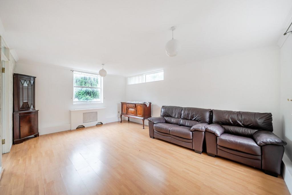 Apartment in Kingston Upon Thames - View 2