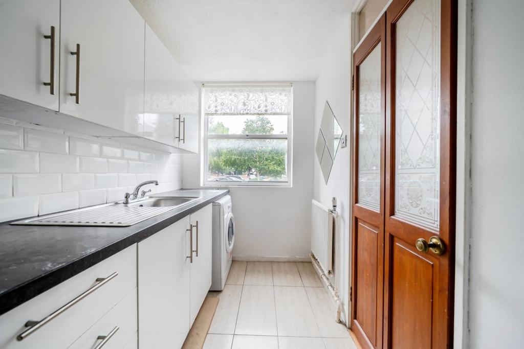 Apartment in Kingston Upon Thames - View 3