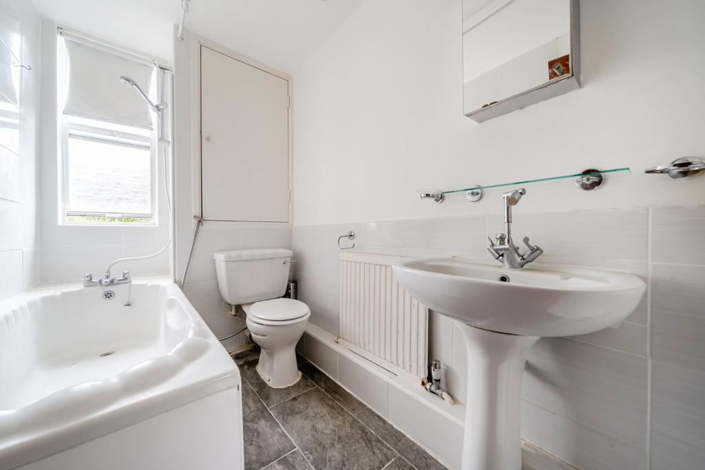 Apartment in Kingston Upon Thames - More