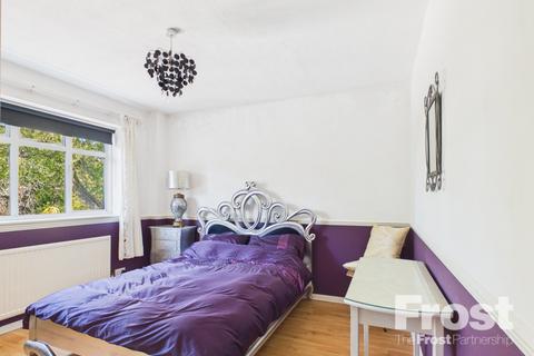 1 bedroom property to rent, Queens Way, Feltham, TW13