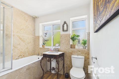 1 bedroom property to rent, Queens Way, Feltham, TW13