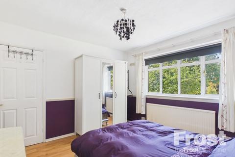 1 bedroom property to rent, Queens Way, Feltham, TW13