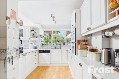 1 bedroom property to rent, Queens Way, Feltham, TW13
