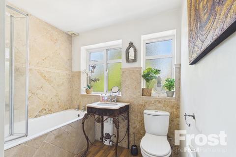 1 bedroom property to rent, Queens Way, Feltham, TW13