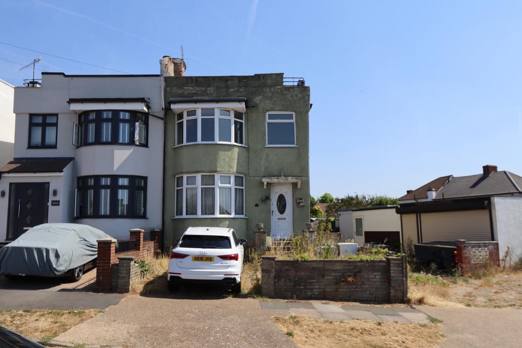 Detached house exterior, driveway