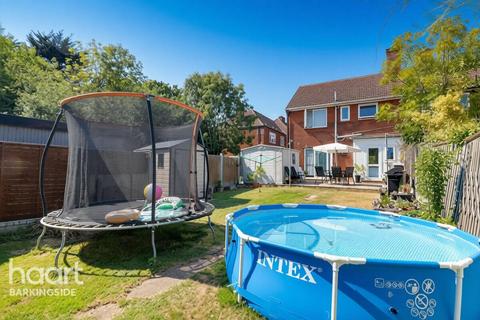 Manford Cross, Chigwell