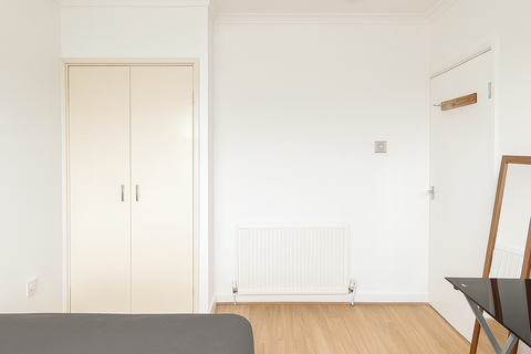 1 bedroom in a house share to rent, Broomcroft Avenue, Northolt UB5