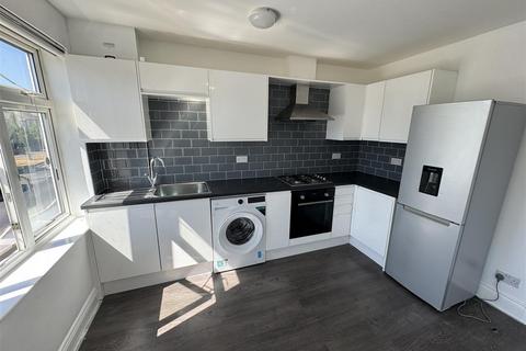 3 bedroom flat to rent, Billet Road, London E17