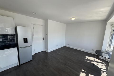 3 bedroom flat to rent, Billet Road, London E17