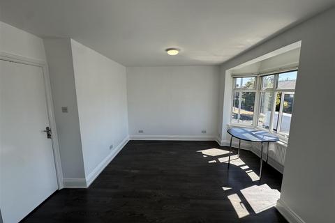 3 bedroom flat to rent, Billet Road, London E17