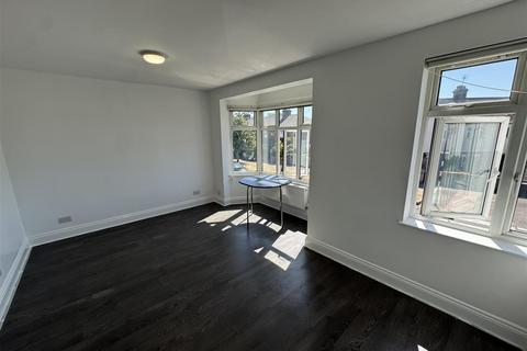 3 bedroom flat to rent, Billet Road, London E17