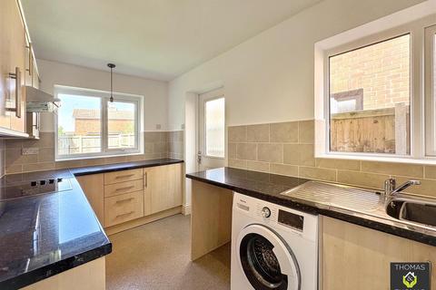 3 bedroom semi-detached house to rent, Old Painswick Road, Gloucester
