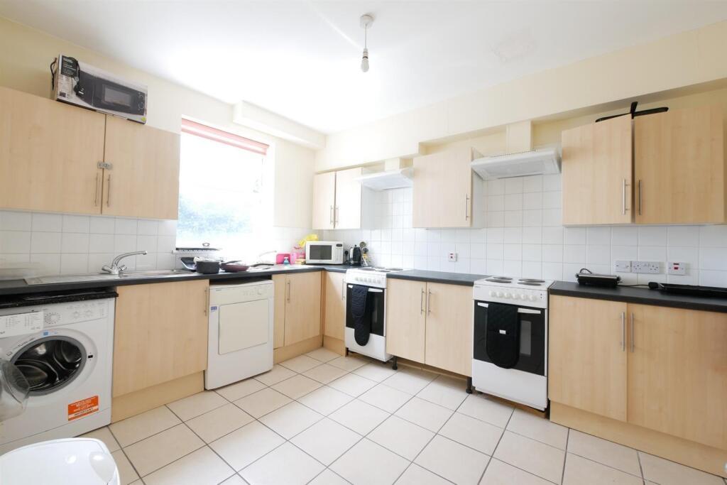 Apartment in Wood Green - View 2