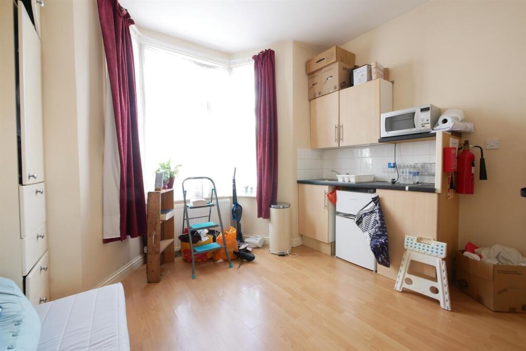 Apartment in Wood Green - View 4