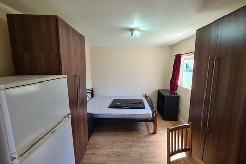 Studio to rent, Felstead Avenue