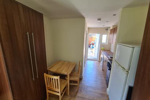 Studio to rent, Felstead Avenue