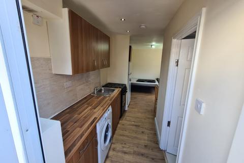 Studio to rent, Felstead Avenue