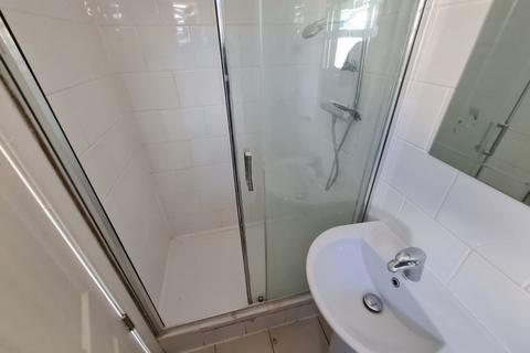 Studio to rent, Felstead Avenue