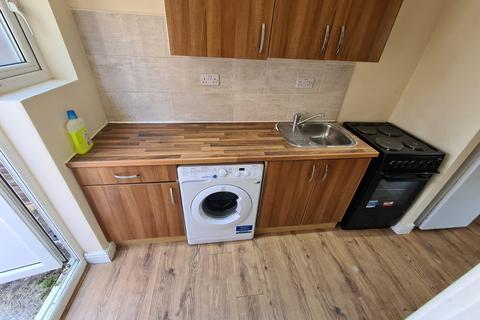 Studio to rent, Felstead Avenue