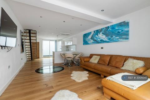 1 bedroom in a house share to rent, St. Peter's Street, London, N1