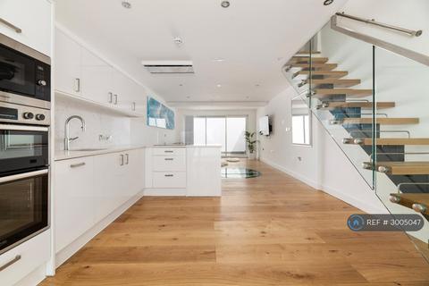 1 bedroom in a house share to rent, St. Peter's Street, London, N1