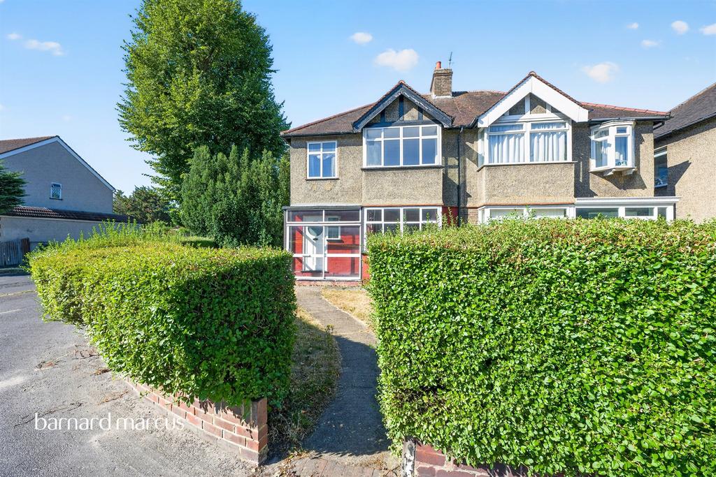 Detached house exterior, driveway