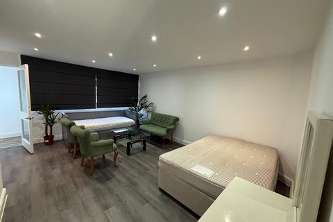 1 bedroom in a house share to rent, Gervase Close, Wembley