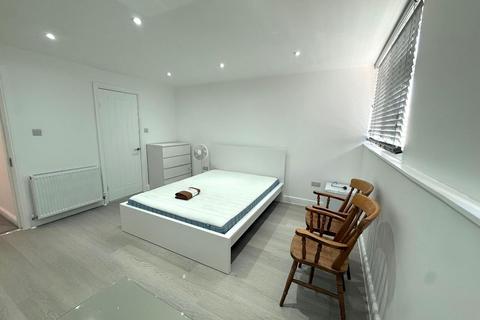 1 bedroom in a house share to rent, Gervase Close, Wembley