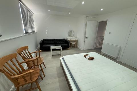 1 bedroom in a house share to rent, Gervase Close, Wembley