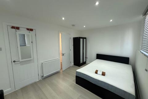 1 bedroom in a house share to rent, Gervase Close, Wembley
