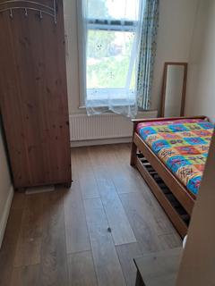 1 bedroom in a house share to rent, London SW17