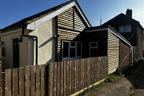 3 bedroom detached bungalow to rent, Scotter Road, Pokesdown