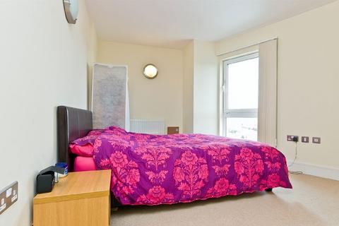 2 bedroom flat for sale, High Road, Ilford IG1
