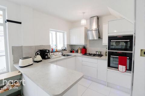 4 bedroom terraced house to rent, Warlingham Road, Thornton heath
