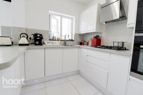 4 bedroom terraced house to rent, Warlingham Road, Thornton heath